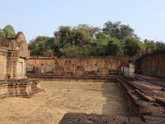 この日は、まずは、アンコール遺跡群（世界遺産）のバンテアイ・サムレへ。（12世紀前半）
初日に購入した３日間有効のアンコールパスで入場できます。

「サムレ（ソムラエ）族の砦」という意味のとおり、軍事要塞的な外観をしています。外側に窓を配置しない回廊や6mもの高さの周壁。
