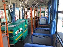 車内にはクロネコさんのケースが置かれていました。
地方のバス会社の生き残り策ですな。
