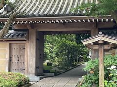気を取り直して、鎌倉に戻ってチェックインの時間まで観光をすることに！
カミさんが事前にサーチしていた報国寺へ向かいます。

お寺に到着すると、５台分くらいしかない無料駐車場が空いていました。