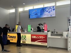 岩国空港到着後、予約しておいたレンタカーカウンターへ。カウンターは到着出口からすぐの場所にあるため便利です。
