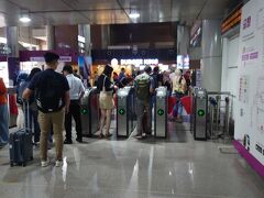 KLセントラル駅まで20分。ひとり14リンギット(477円)。ということは全区間でひとり23.4リンギット、通しで乗ると55リンギットなので、時間あるなら途中下車もありかも