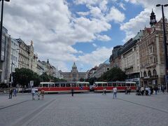 ヴァーツラフ広場。両脇には美しい街並み。