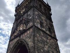 カレル橋を渡ります。橋には旧市街橋塔があります。歴史を感じます。プラハ城方面に歩きました。