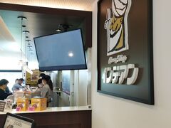 まずはインデアン　鍋にカレーを入れてもらいました