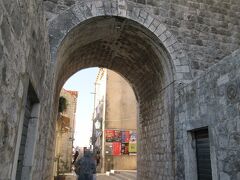 20世紀初めに城壁を穿って作られたブジャ門から城壁の外へ抜けます。