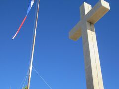 ケーブルカーを降りて、スルジ山の山頂付近を散策します。この十字架は、旧市街を囲む城壁からも山上にその白亜の姿を見つけることが出来ます
