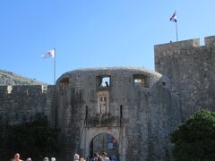 ドブロブニクを紹介するサイトで必ず紹介されている旧市街の西側にある石造りの立派な城門で、大勢の観光客が行きかっていました。