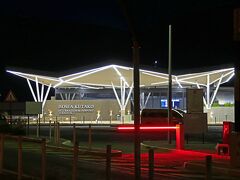 ウィントフック国際空港は朝７時発のため、飛行場に到着した時はまだ５時前。あたりは当然闇ですが、朝出発の多い飛行場は煌々と輝いています。