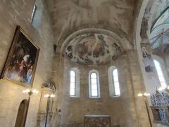 フレスコ画のある聖イジー教会にもきました。フレスコ画は剥がれているけれどまだ色彩を確認できます。