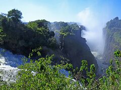 ジンバブエ側のビクトリアの滝です。
こちらも谷底まで見えて、なかなかの景観です。