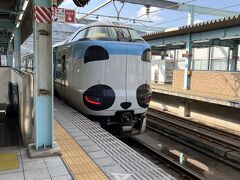 和歌山へは特急「くろしお」に乗っていきますが、今回はパンダ列車に乗ることができました。
先頭がパンダの顔になっているのをはじめ、