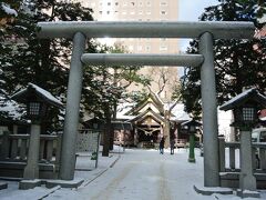公園のすぐ近くにある三吉神社は秋田県人が秋田県の三吉神社を分霊して建立した神社です。