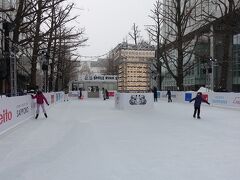 さっぽろ雪まつりの期間中はいろんなアクティビティが楽しめる
赤れんがテラスでは臨時のスケート場