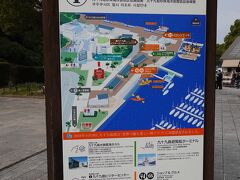神崎鼻公園から車で30分ほどで「九十九島パールシーリゾート」に到着します。水族館、ショップ、レストランなどを備えた複合施設で、遊覧船も発着しています。