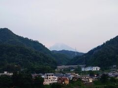 まずは信州の実家に前泊。
夕方東京を出発して、中央道を通ります。
初狩パーキングから富士山を眺めました。