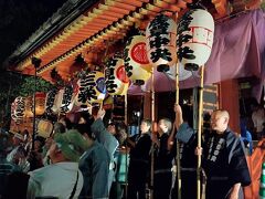 大行列が浅草神社までやってきました。