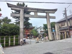 八坂さんの石鳥居が見えてきました。
向こうに正門の南楼門が見えます。
