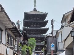 清水坂を上るより八坂通りを上る方が、多少は人が少ないと思いましたが…
八坂の塔(法観寺)、京都の観光ポスターには必ず出てくるんだけど、数十年ぶりの同僚達の反応薄いな((+_+))
ここの残念なのは電柱が必ず映り込んでくる事なんだよなあ。