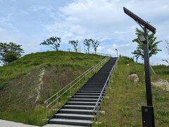 高台から気仙沼湾を見渡せる場所！で僕が思いつくのは、やっぱここだなぁ・・・
気仙沼市復興祈念公園。

２年前の９月、まだ残暑厳しい季節に初めてここに来て、殆ど人気のないこの場所から３６０度見渡しながらひとり感慨に耽ったのはまだ記憶に新しいところ。


「祈りの帆（セイル）、亀山展望台、祈りの丘から見る復興の姿(みちのくひとり旅2022初秋　その４)」
https://4travel.jp/travelogue/11793535