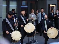 浅草公会堂前では太鼓の演奏。
たぶんイベントで廻られている方たちかと思います。