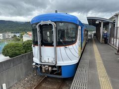 土佐くろしお鉄道ごめん・なはり線の終着駅半奈良駅。一面一線の高架の無人駅。

観光列車「しんたろう号」に乗車し、高知に向かう。