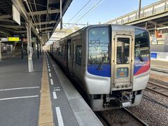 予讃線松山駅より特急「宇和海3号」に乗車し、内子に向かう。

普通列車の運行が少ないためか、通勤列車として利用され普通車の自由席は満員だった。