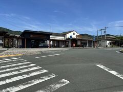 伊予大洲駅に到着。

伊予の小京都大洲の町巡り。
伊予大洲駅～肱川橋～おおず赤煉瓦館～臥龍山荘～おはなはん通り～龍護山曹渓院～三の丸跡南隅櫓～武家屋敷跡～内堀菖蒲園～天守閣～大手門跡～肱川橋～伊予大洲駅