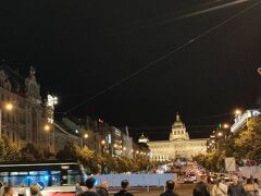 夜はヴァーツラフ広場へ。新市街とはいえ、美しい建築ばかりでした。
