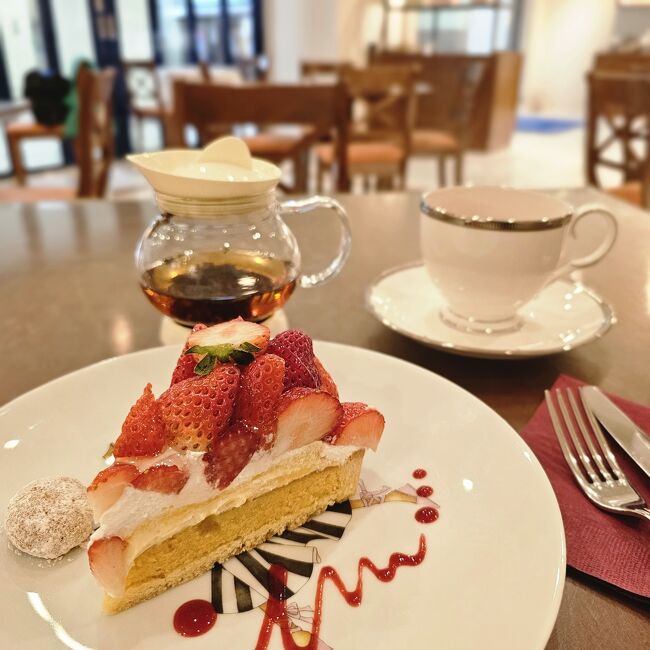 選んだケーキを店内のイートインスペースで頂きます。