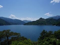 反対側には、ダム湖が広がっている。田子倉湖である。その湖底には、田子倉集落が沈んでいる。今は美しい湖の景色だが、先祖代々の土地を奪われた多くの住民たちがいたことも忘れてはならない。
