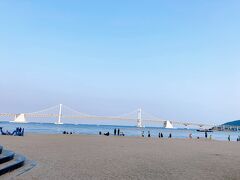 広安里ビーチに立ち寄ります。

広安里ビーチは目の前に広安大橋がかかっていて、風景としてとても綺麗です。
また、海雲台よりも人は少なく落ち着いているので雰囲気含めてとても好きです。