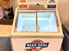 なんとデザートは沖縄のアイスクリーム「ブルーシール」コーナーが！