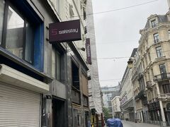 宿到着

外観補修で覆われています。
ここ、ホステルですがシングル、ダブルのお部屋あり
4人部屋や10人部屋もありますが、それぞれの部屋にトイレ、バスあるようです。

何だかアプリを読み込ませて部屋の鍵にするようで、3日前からエクスプレスチェックインしろとメールが何度もくる。
そのwebサイトはどこや？と返信2回したら
「あなたはレセプションチェックインでいい」って（笑）
カードキーを発行してくれました。

この宿、高校生や中学生の修学旅行みたいなのや
小学生の郊外学習に使われるようで
先生と生徒さんの攻防が面白かったわ。