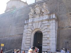 バチカン市国到着。

ローマ市の北西部に位置する、ローマ教皇を首長とする独立国家。
国土面積は0.44平方キロメートル
そのほとんどが、バチカン宮殿やサン・ピエトロ大聖堂、バチカン博物館などでしめられています。

同じところは通らないそうなので、慌てて写真を撮る。