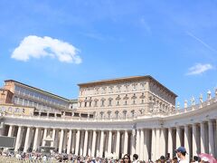 ローマ法王がお住まいになっている建物。
ローマ教皇の日曜日恒例の祝福は、
最上階の右から2番目の窓から与えられるそうです。

かなり混雑してきました。
ガイドさんと一緒なのでとても効率よく鑑賞できました。