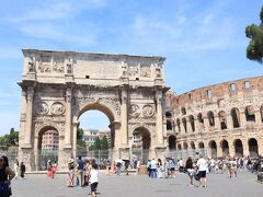 コンスタンティヌス帝の凱旋門

紀元315年、ミルヴォオの戦いの勝利を讃えて建てられた。
高さ28ｍのローマでは最も大きい門。