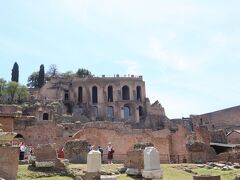 「ヴェスタの巫女の家」
神殿に燃える聖火を守り、監視する巫女たちの住居。
関連する公の儀式を執り行うところでもあった。