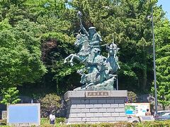 途中駅・小田原で下車して、小田原城を見に行きました。

駅の北口には、北条早雲の像。
この像の手前、どうやって行くんだろう・・