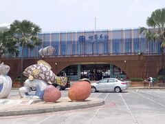 　12:37 枋寮駅から台鉄台南駅に行くため、13:45発の普悠瑪自強号(プユマ号)のチケットを購入(枋寮-台南245元)。この駅は、台鉄屏東線の終着駅で、屏東と台東を繋ぐ南廻線の始発駅でもあります。
　注意することは、自強号など座席指定のある列車は、交通系カード(悠遊カードなど)では切符は買えず、現金かクレジットカードで切符を購入しなければなりません。