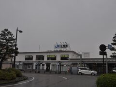 　9:23発穴水行きに乗ろうと車で七尾駅までやってきました。
　日曜日朝なので、能越自動車道は空いていました。
　まだ発車まで30分近くあります。
　あいにくの雨模様です。