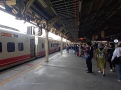 　台南駅にはほぼ予定通り15:02に到着。台鉄･台南駅は1900年に開業し、現在の駅舎は1936年築の2代目で、国の古跡にも登録されています。
　列車を下りた時は、高雄駅や台中駅と違い昔の雰囲気のままでしたが、駅舎の周りは2024年の地下化を目指し、改修中でした。　次に来る時は大きく変わっているかな。