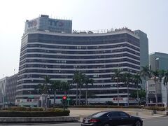 　駅を出ると正面のロータリ－の先に、今日泊まる「鐵道大飯店」があります。ただ目の前にありますが、駅前ロータリーをぐるりと回り、さらに横断歩道がないので地下通路を通らなくてはいけないためホテルまでは4～5分かかります。　ホテルは外見的には素晴らしいですが、建物は1964年に建てられた4～5星の豪華老舗ホテルを何回かリニュ－アルしていて、その13階と14階を鐵道大飯店として営業しています。