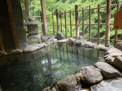 朝の貸し切り露天風呂。
内湯より入りやすい温度で、ボーっと浸かって目を覚ました。