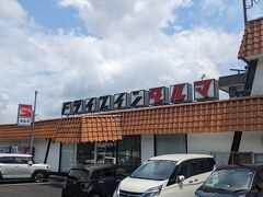 京丹波サービスエリアで少しだけ休憩をして、さらに車を走らせます。
11時半に到着したので、40分ほどで目的地に到着しました。
昭和の雰囲気が漂うドライブインです。