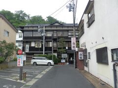 この界隈に「赤湯温泉」の旅館が建ち並びます、

開湯９３０余年の古い歴史を誇る赤湯温泉は平安時代後期に発見され、武士が戦いで傷ついた体を湯に浸したところ傷が治り、血で真っ赤に染まったことが赤湯温泉の由来だそうです。

＊詳細はクチコミでお願いします