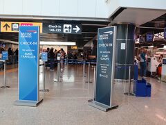 フィウミチーノ空港ターミナル3到着

ホテルから空港まで、約40分、50ユーロと聞いていましたが、市内が混雑していたので、1時間位かかり、
68ユーロ。
高速に入ってからは、飛ばしていました。

空港に着いて、重いスーツケースを下ろしてくれました。
オットも一緒に荷物を下ろしましたが、
女性ドライバーさんには大変だったと思います。
たくさんお土産買ったのね、って。

チップ多めにお渡しして、Grazie！
ドライバーさんニッコニコ。

名残惜しいですが出国します。
機械でサクッと、あら早い！
