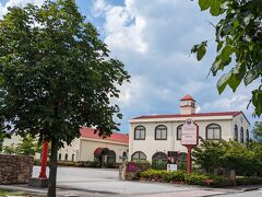 次は、原茂ワインから徒歩14分の
シャンモリワイナリーに行きました。
ちょっと遠いけど、下り坂です。
グーグルマップで近道したらお墓の横を抜けて、

大きな洋風の建物がありました。

工場は休みでしたが、ガラス越しに中を覗けました。



試飲もしてるし、歩いて喉がかわいてきて、道中自販機やコンビニを探していましたが、
ここの中に自販機があり、ようやく水を買えました。
