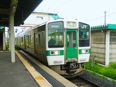 １番線ホームから 奥羽本線上り普通列車 ８：２６発 米沢行に乗車します、

通学通勤の時間帯も過ぎた様で車内はガラガラ状態でした。
