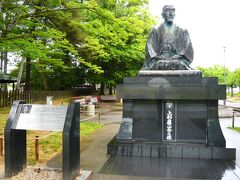 城内本丸への表参道脇に「上杉鷹山公之像」です、

９代目藩主・鷹山は破綻寸前の藩の財政を改革と殖産興業政策などで再建した最大の功労者であり名君です。
