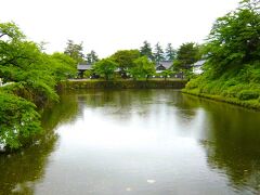 本丸への入口「舞鶴橋」から濠の眺めです、

米沢城として土塁と濠が残る唯一の景観です…、石高にしては石垣が少なく本丸に天守も無く隅櫓が２基構えられただけの質素な城だったようです。
